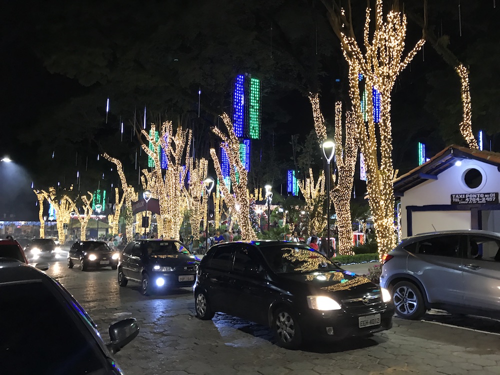 Natal iluminado na praça de Embu das Artes - embudasartes.net