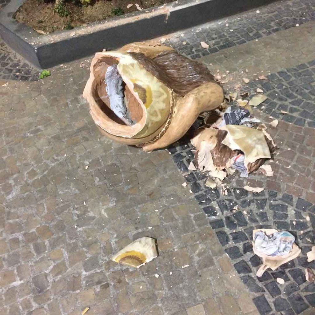 Escultura quebrada na praça das artes - embudasartes.net