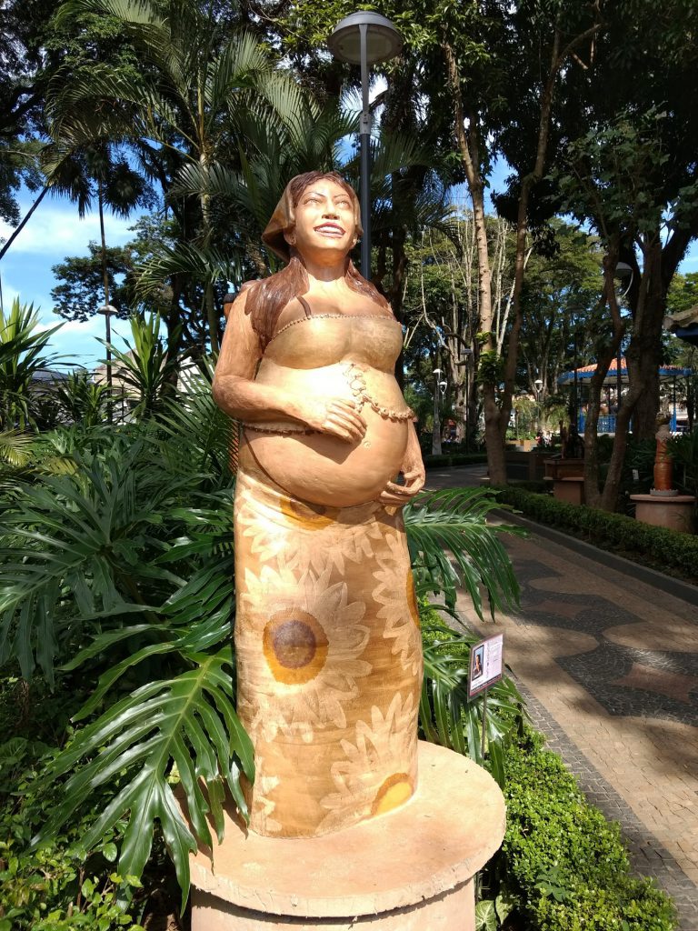 Serafina Nordestina de Helaine Malca - Esculturas na Praça - embudasartes.net - Tudo sobre Embu das Artes